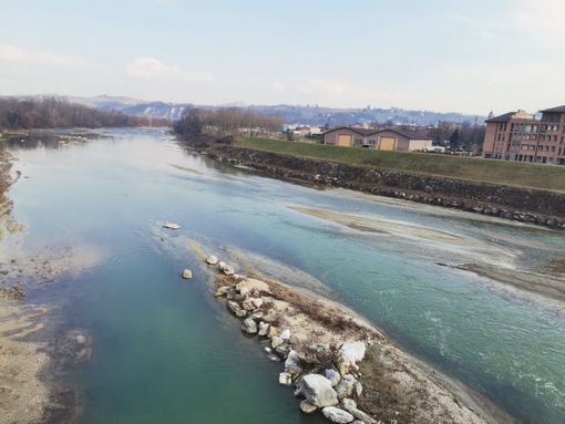Il fiume Tanaro continua a patire la siccità. Una situazione che non migliora dalla scorsa estate
