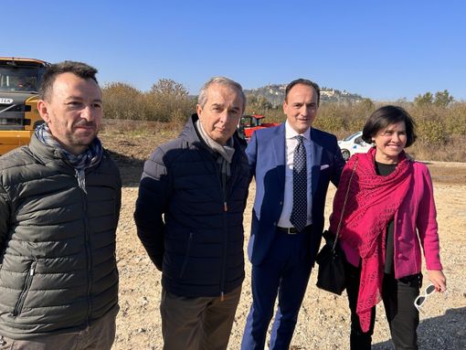 Il governatore Cirio, il sindaco di Bra Gianni Fogliato, l'assessore braidese Luciano Messa e la prima cittadina di Verduno Marta Giovannini ieri sul cantiere di quello che rappresenta l'ultimo tronco della futura "Autostrada del Tartufo"