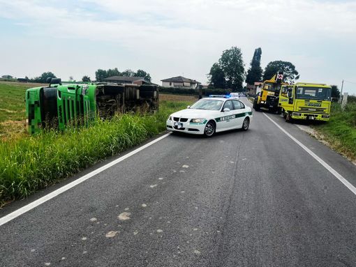 In corso le operazioni di recupero del mezzo In corso le operazioni di recupero del mezzo