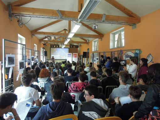 Un incontro negli spazi interni del centro giovani