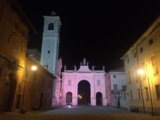 Passeggiata in rosa a Cherasco nel mese della prevenzione del tumore al seno
