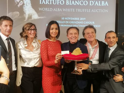 L'ultimo lotto battuto all'Asta mondiale del Tartufo bianco d'Alba, in mano a Roby Facchinetti dei Pooh L'ultimo lotto battuto all'Asta mondiale del Tartufo bianco d'Alba, in mano a Roby Facchinetti dei Pooh