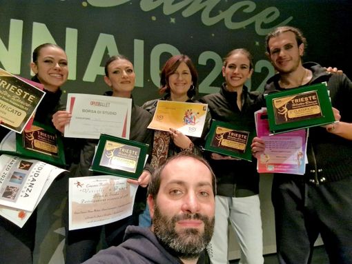 In foto Donatella Poggio e la sua squadra artistica, premiati al Trieste Winter Dance 2024