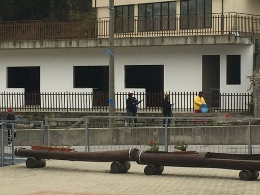 Alcuni richiedenti asilo puliscono le strade di Montoso