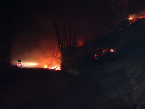 L'intervento di Aib e Vigili del fuoco, ieri sera, a Bagnolo Piemonte