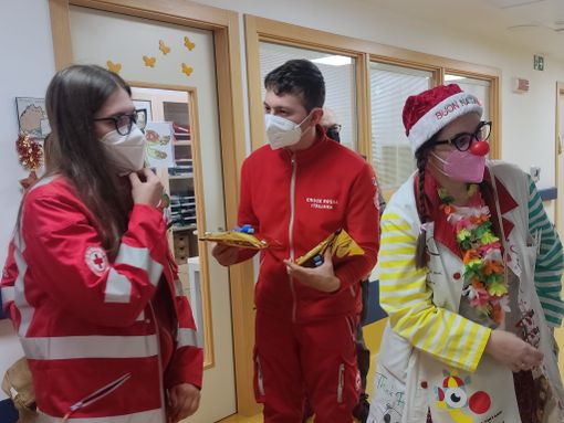 La Befana della Croce Rossa atterra con un sacco pieno di doni all’Ospedale di Verduno