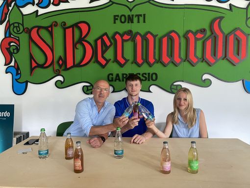 Da sinistra: il DS di Cuneo Volley Paolo Brugiafreddo, Leonardo Bristot e la responsabile marketing di Acqua S.Bernardo Elena Tassone