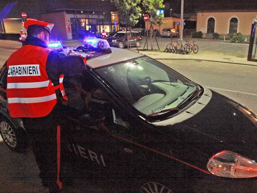 40enne di Alba denunciato per furto di corrente elettrica, arrestato l'indomani per estorsione e ricettazione