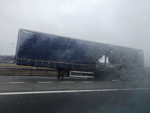 Mezzo pesante in fiamme sulla A6 in direzione di Savona nei pressi di Cherasco Mezzo pesante in fiamme sulla A6 in direzione di Savona nei pressi di Cherasco