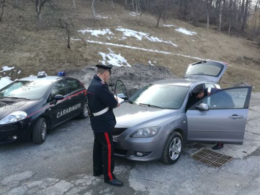 Cherasco, bloccato dai Carabinieri mentre tenta di rubare un paio di scarpe. Cherasco, bloccato dai Carabinieri mentre tenta di rubare un paio di scarpe.
