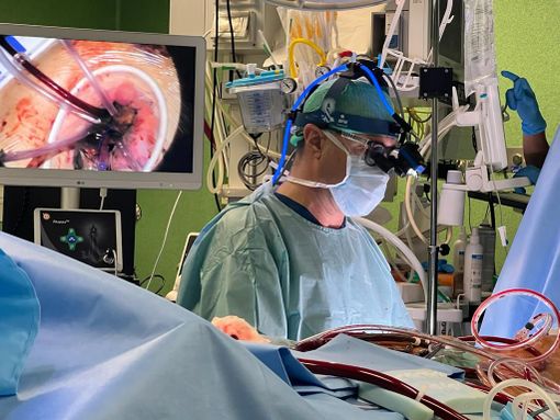 Alla Cardiochirurgia del S. Croce e Carle di Cuneo un caschetto con telecamera per gli interventi mini invasivi
