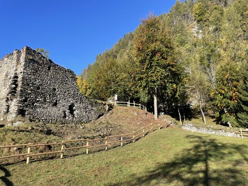 Le vestigia del castello di Casteldelfino Le vestigia del castello di Casteldelfino