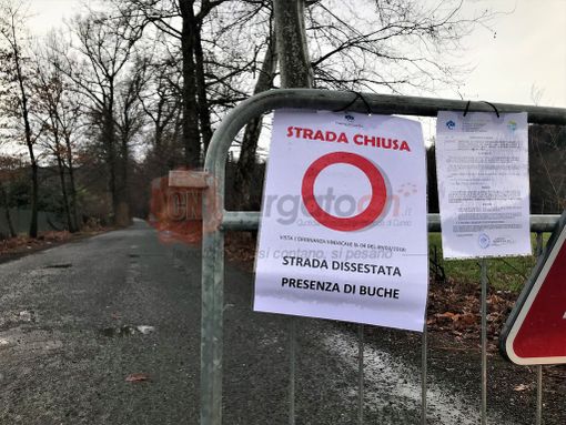 Le transenne che chiudono via Morra