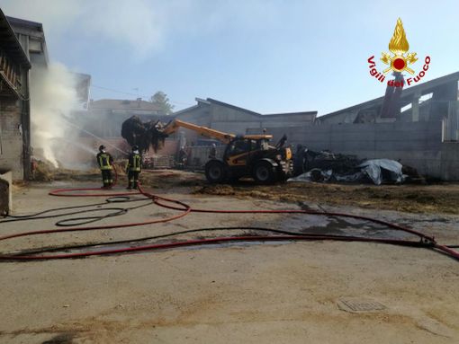 La cascina in fiamme a Centallo La cascina in fiamme a Centallo