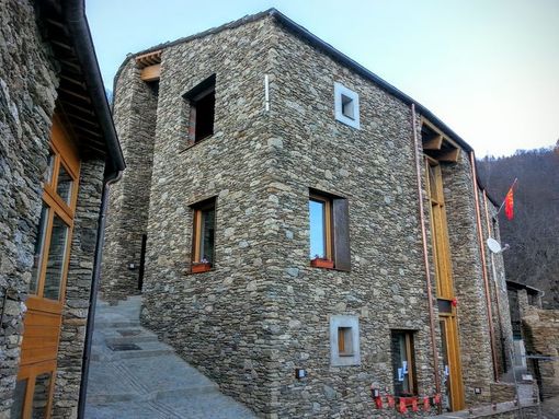 Il Centro polifunzionale “Lou Pourtoun” di Ostana (Foto archivio) Il Centro polifunzionale “Lou Pourtoun” di Ostana (Foto archivio)