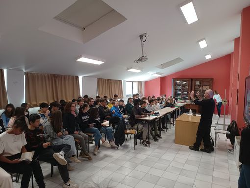 Davide Mattiello mentre parla con gli studenti