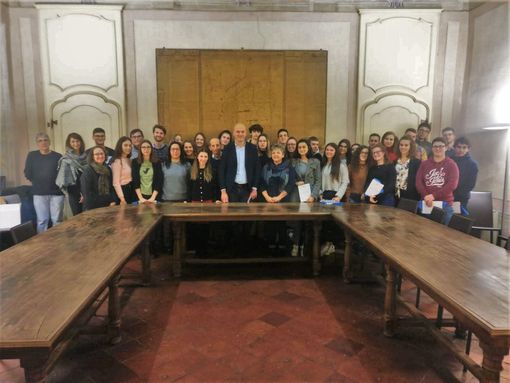 Foto di gruppo per Amministratori e 18enni di Cherasco