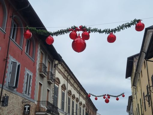 Le strade di Cherasco addobbate per il Natale Le strade di Cherasco addobbate per il Natale