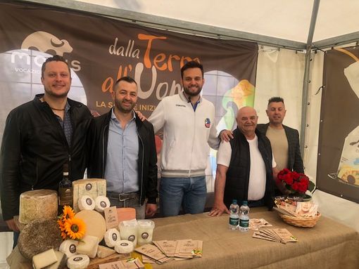 Lorenzo Codarin con i dirigenti di Cuneo Volley ed i titolari del caseificio Moris