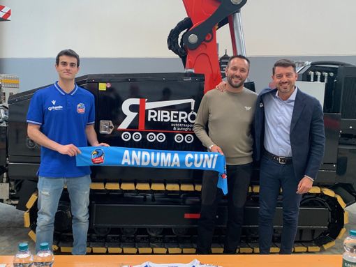 Edoardo Colangelo insieme con Daniele Ribero (a sx) ed il nuovo socio di Cuneo Volley Sergio Giaquinta Edoardo Colangelo insieme con Daniele Ribero (a sx) ed il nuovo socio di Cuneo Volley Sergio Giaquinta