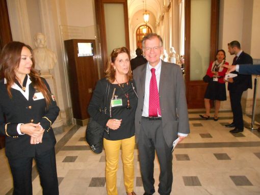 L'insegnante Maria Grazia Colombari con Valdo Spini nella rassegna di Montecitorio a Roma. L'insegnante Maria Grazia Colombari con Valdo Spini nella rassegna di Montecitorio a Roma.