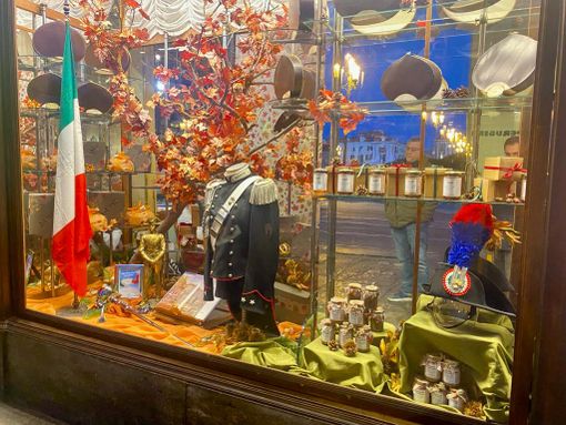 La vetrina del Bar Pasticceria Arione dedicata all'Arma