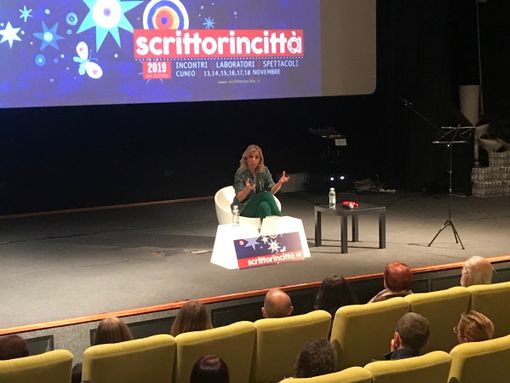 Concita De Gregorio a Scrittorincittà: “La vera tragedia di questo Paese è la fuga dei giovani”