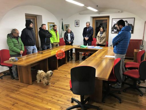 Il minuto di raccoglimento durante il Consiglio comunale di Crissolo Il minuto di raccoglimento durante il Consiglio comunale di Crissolo