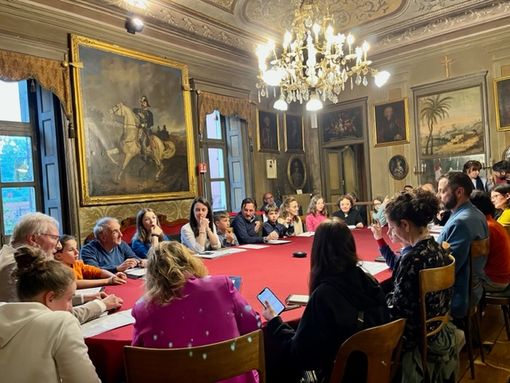 Il Consiglio comunale di Dronero, con i "giovani colleghi" come ospiti