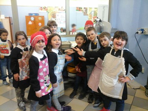 I bambini della prima alle prese con la preparazione dei dolcetti