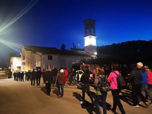 La Marcia per la pace verso la lapide dell'eccidio di Ceretto La Marcia per la pace verso la lapide dell'eccidio di Ceretto