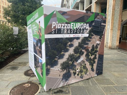 Il cubo con le scritte a pennarello Il cubo con le scritte a pennarello