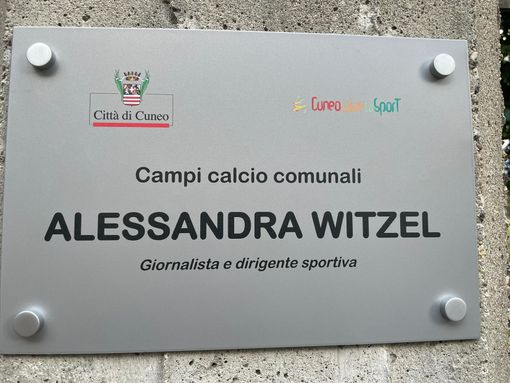 La targa affissa sugli impianti sportivi di Cuneo