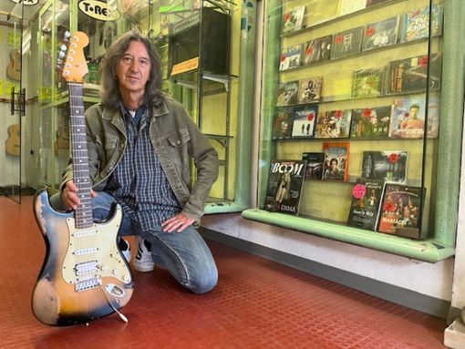 Diego Marongiu con la sua chitarra nel negozio di via Giolitti Diego Marongiu con la sua chitarra nel negozio di via Giolitti