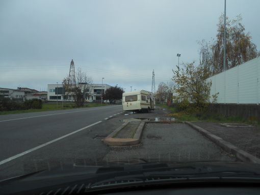 Abbandonata una roulotte in corso De Gasperi a Cuneo