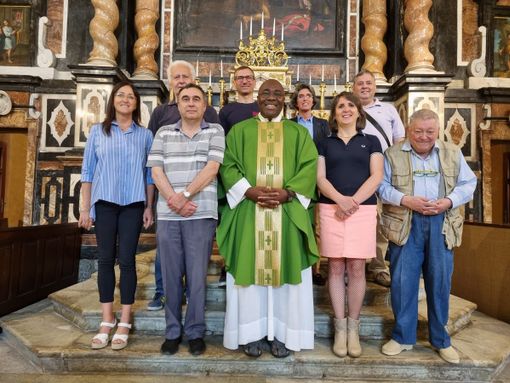 Don Kenneth Nnadi con un gruppo dei Battuti Neri di Bra
