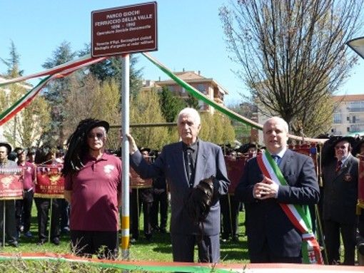 Il dottor Edoardo Della Valle qui col sindaco Marello in uno scatto dell’aprile 2013: l’intitolazione alla memoria del padre Ferruccio, bersagliere medaglia d’argento e di bronzo al valor militare, del parco giochi della scuola elementare "Montessori" Il dottor Edoardo Della Valle qui col sindaco Marello in uno scatto dell’aprile 2013: l’intitolazione alla memoria del padre Ferruccio, bersagliere medaglia d’argento e di bronzo al valor militare, del parco giochi della scuola elementare "Montessori"