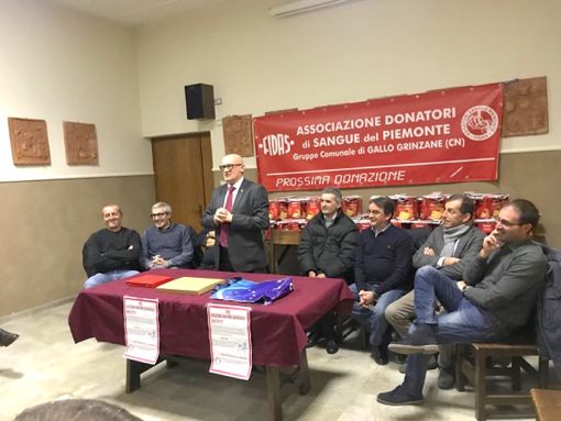 In piedi Franco Sampò, capogruppo della Fidas di Grinzane