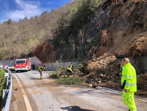 La frana verificatasi lungo la Statale 28