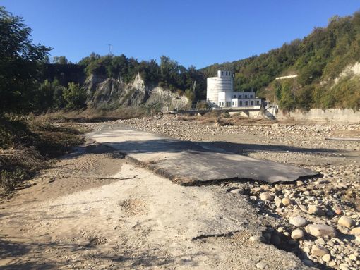 Completamente distrutta dal Tanaro la strada della centrale Edison di Farigliano (FOTO)