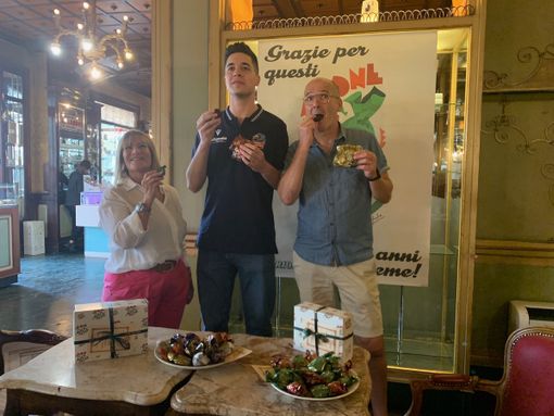 Federico Giacomini insieme cn la signora Vanna Martini della pasticceria Arione e il ds di Cuneo Volley Paolo Brugiafreddo