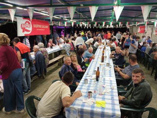Il tavolo dei partecipanti alla festa di Bricco Pelata