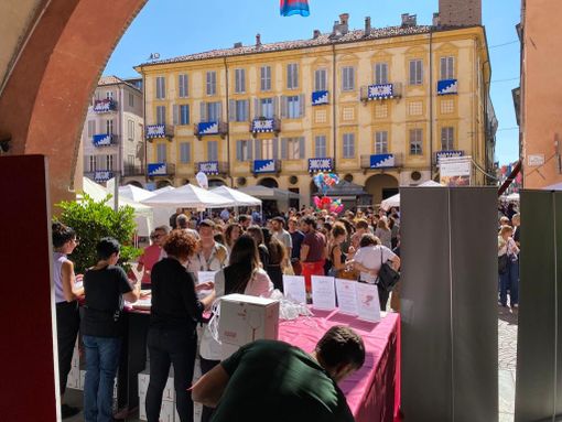Alba: una domenica piovosa non ferma il successo della festa del vino