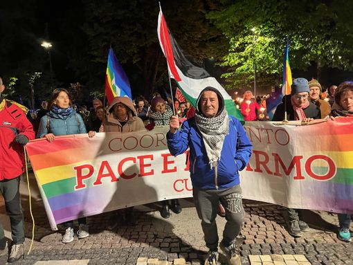 Antifascismo e pace: queste le parole che hanno scandito la Fiaccolata della Libertà a Cuneo