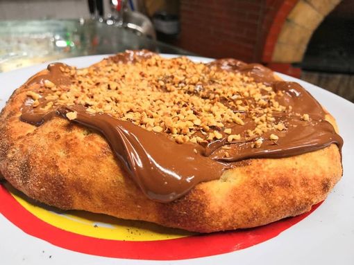 La straordinariamente golosa "Focaccina alla Nutella con granella di nocciola" della Pizzeria Bounty di Sanfront