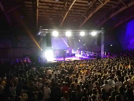 Fossano: tutto esaurito per il concerto dei The Sun, una rivincita dei giovani (FOTO e VIDEO)