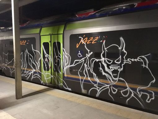 Writer alla stazione di Fossano: i carabinieri denunciano un 43enne francese