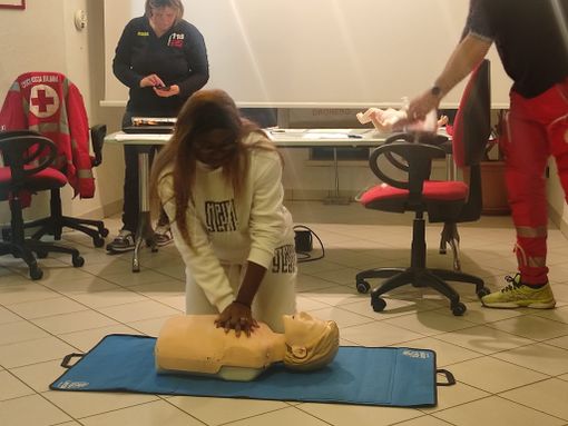Un corso sull'uso dei defibrillatori per gli operatorio delle Case di Riposo di Stroppo e San Damiano Macra Un corso sull'uso dei defibrillatori per gli operatorio delle Case di Riposo di Stroppo e San Damiano Macra