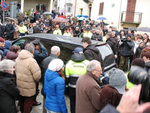 In centinaia questa mattina a Govone per i funerali di Elena Ceste