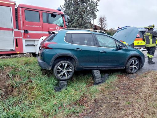 L'auto finita fuori strada
